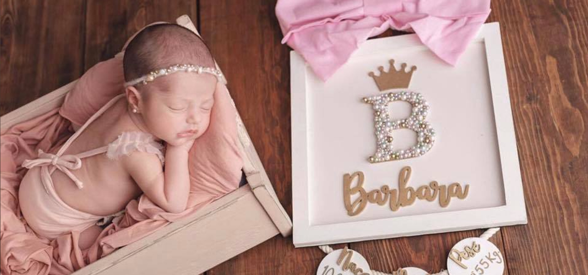 Bebé con su colgante de maternidad Romanzza