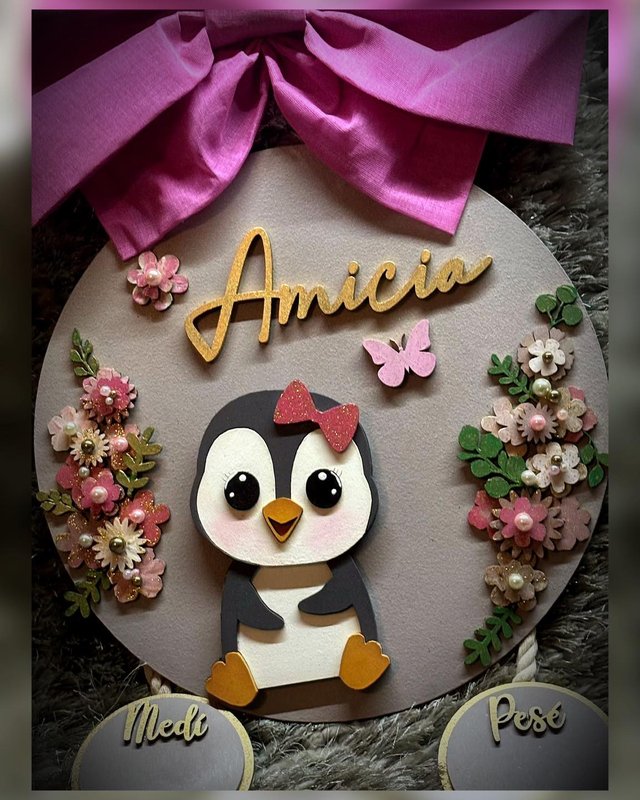 Colgante base redonda Pingüina con flores para niña