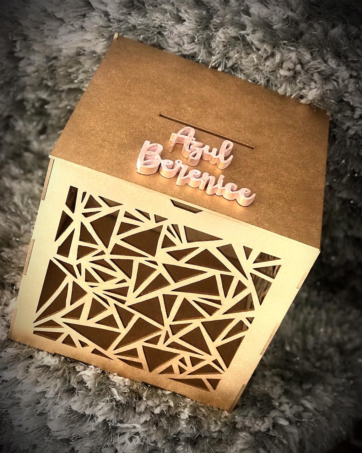 Caja geométrica dorada para sobres de evento - Romanzza