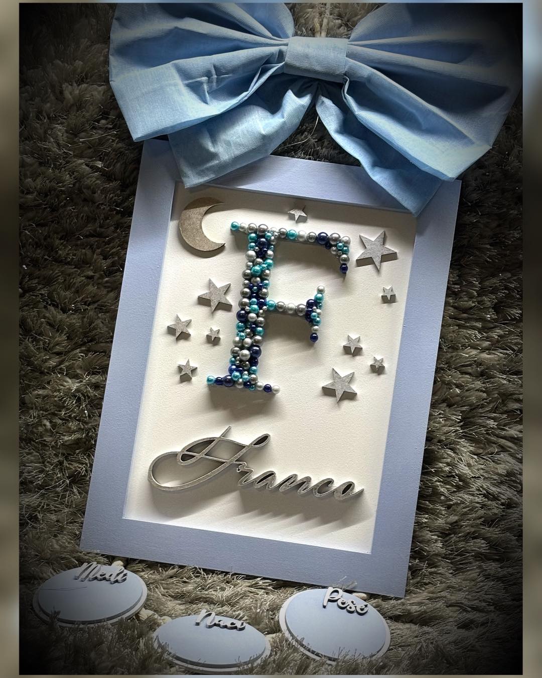 Colgante de maternidad Inicial grande con nombre y decoración unisex — Romanzza Monterrey