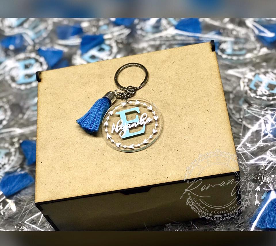 Llavero de acrílico con nombre e inicial personalizado - Romanzza
