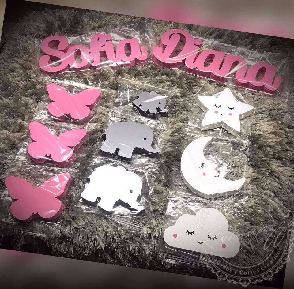 Nombre 3D con figuras decorativas de mariposa, elefante, estrella y luna - Romanzza