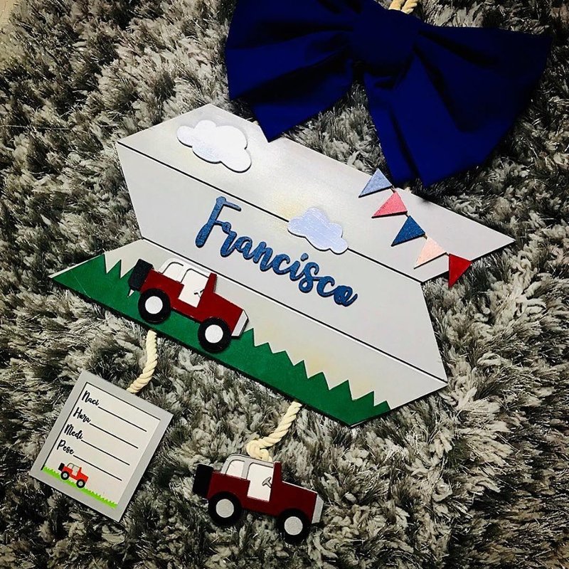 Colgante tablones jeep con banderines para niño