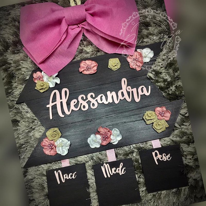 Colgante tablones negros con flores para niña variante 1